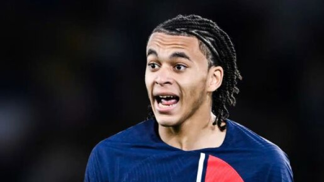 Ethan Mbapp&eacute; avec le groupe du PSG. (screenshot Twitter - @LMDPSG &middot;)