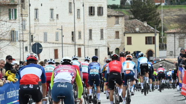 Tirreno-Adriatico, polemiche su Milo Infante, infastidito nel dare la linea alla corsa