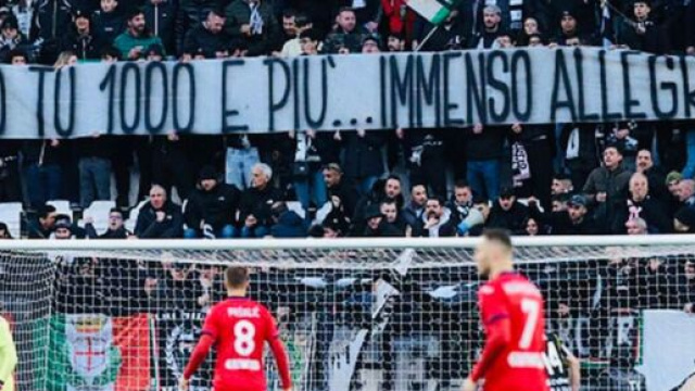 Juve, parte dello Stadium si schiera con Allegri, il web si divide: 'Tifosi tarocchi'