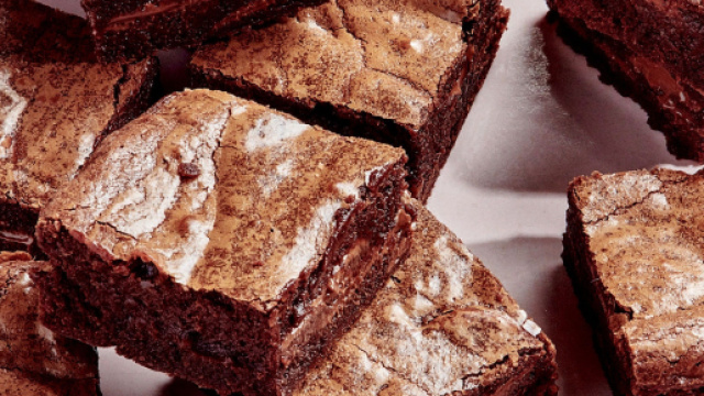 un vassoio di brownies al cioccolato.