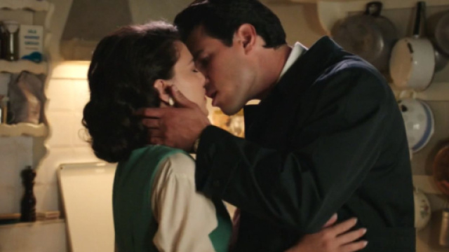Maria (Chiara Russo) e Matteo (Danilo D'Agostino) nella scena del bacio in uno screenshot de &copy; Il Paradiso delle signore.