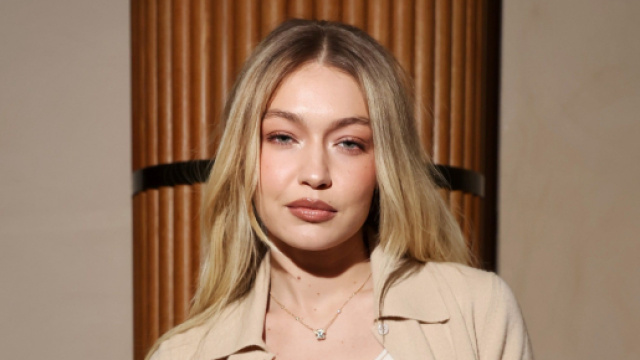 Tonalit&agrave; e hairstyle, primavera 2024, il Glossy Espresso, il Latte Hair Colour e il french bob corto di Gigi Hadid