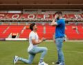 El futbolista australiano Josh Cavallo le pide matrimonio a su novio en el estadio
