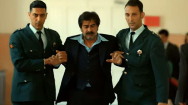Abdulkadir (Erkan Bektas) nella scena dell'arresto in uno screenshot di &copy; Terra amara