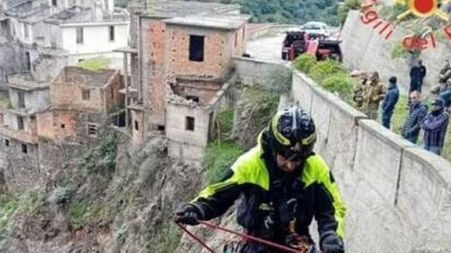Calabria, 23enne precipita da un balcone e perde la vita.