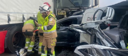 Los Bomberos tuvieron que excarcelar a dos personas de sus veh&iacute;culos (X, @BombersDipcas)