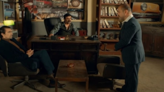 Hakan G&uuml;m&uuml;şoğlu (İbrahim &Ccedil;elikkol), Abd&uuml;lkadir Keskin (Erkan Bektaş) e il personaggio di Basri. Screenshot &copy; Bir Zamanlar &Ccedil;ukurova - AtvTurkiye.