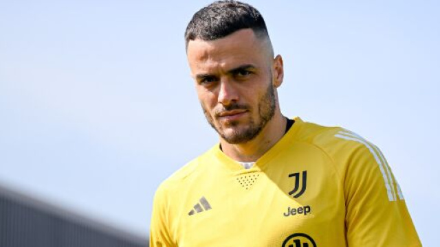 Filip Kostic, calciatore della Juventus in divisa da allenamento &copy; Foto dall'account X ufficiale della Juventus.