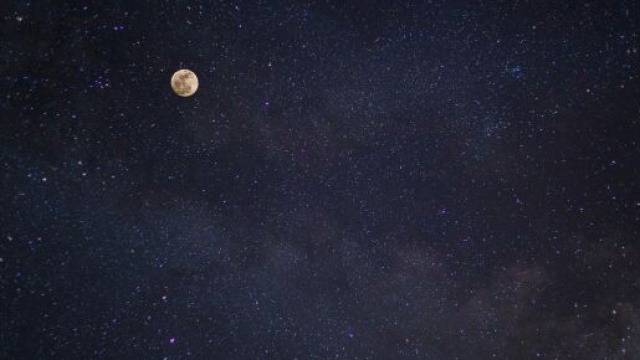 Cielo stellato e Luna &copy; Pexels.com
