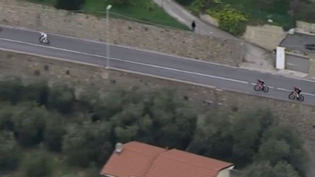 Filippo Ganna e il momento del problema meccanico alla Sanremo &copy; screenshot Eurosport.