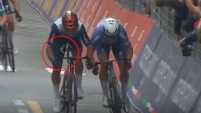 La volata tra Michael Matthews e Jasper Philipsen alla Milano Sanremo - Screenshot &copy; VTM.
