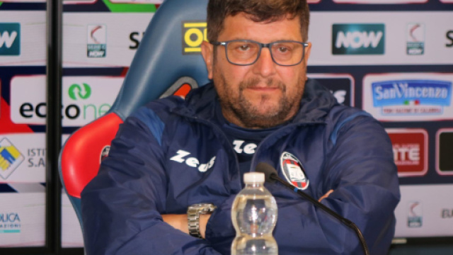 Baldini in conferenza stampa con la squadra del Crotone &copy; Fc Crotone.