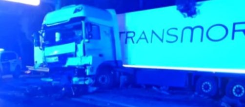 Un cami&oacute;n de mercanc&iacute;as colision&oacute; contra el dispositivo en la AP-4 a la altura de Los Palacios y dej&oacute; un saldo de seis muertos (X, @JucilCadiz)