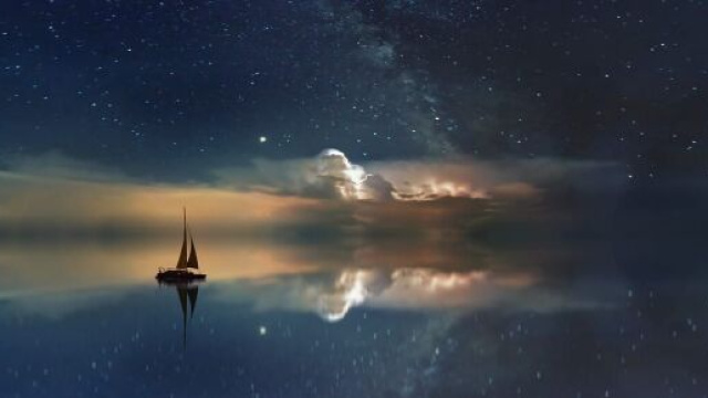 Cielo nuvoloso e una barca &copy;Pixabay.