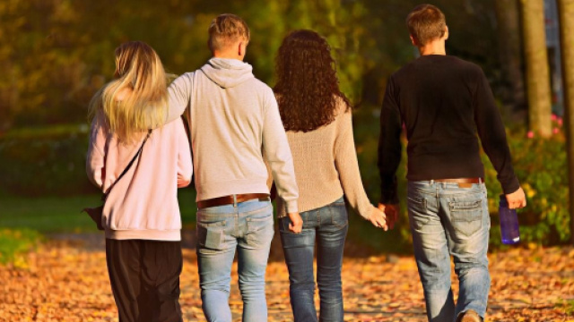 Coppie insieme al parco &copy; Pixabay.