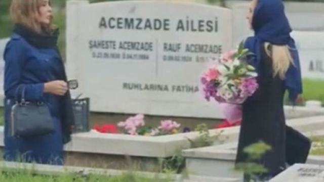 Leyla e sua sorella Vildan nella scena dell'incontro al cimitero - screenshot &copy; Endless Love