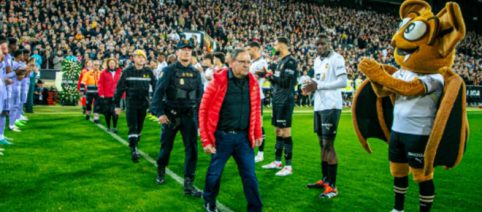 Cantan 'Campanar te quiero' en Mestalla para rendir homenaje a las víctimas del incendio