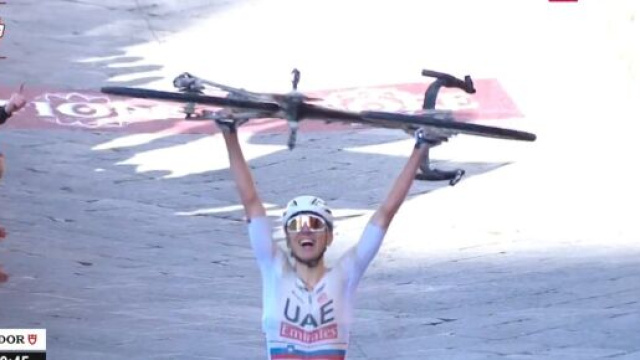 Ciclismo: Tadej Pogacar trionfa a Siena: impresa dopo ottanta km di fuga solitaria (Video)
