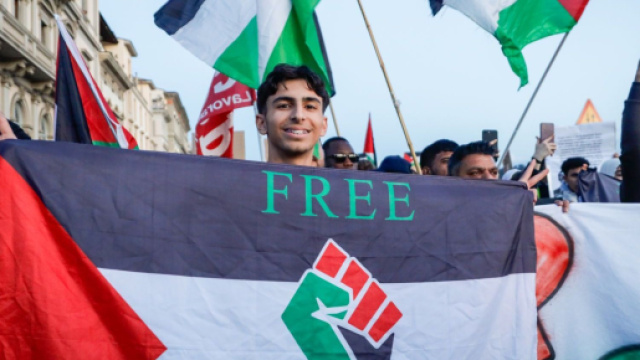 Gli studenti tornano in piazza dopo le cariche a Pisa.