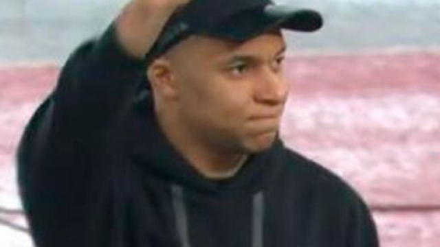 Mbapp&eacute; sorti &agrave; la pause de Monaco-PSG. (screenshot Twitter @Kyono_GF)