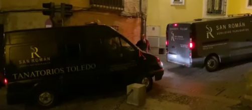 Los furgones funerarios acudieron a la vivienda situada en la zona m&aacute;s antigua de Toledo (Youtube, Castilla-La Mancha Media)