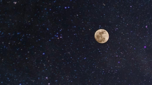 Cielo stellato e Luna &copy; Pexels.com