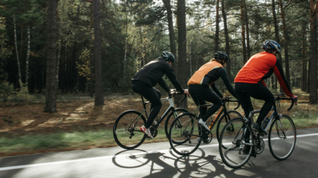 Un gruppo di ciclisti a bordo strada. Immagini di repertorio &copy; Pexels