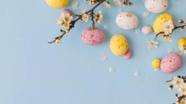 Uova di pasqua e rami in fiore (&copy; pixabay)