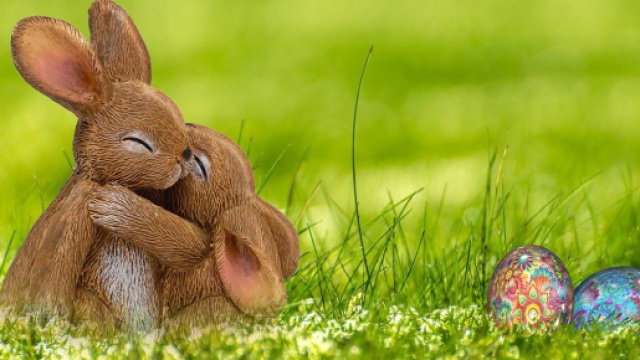 Immagine di Pasqua, coniglietti innamorati che si abbracciano &copy; Immagine presa da Pixabay.