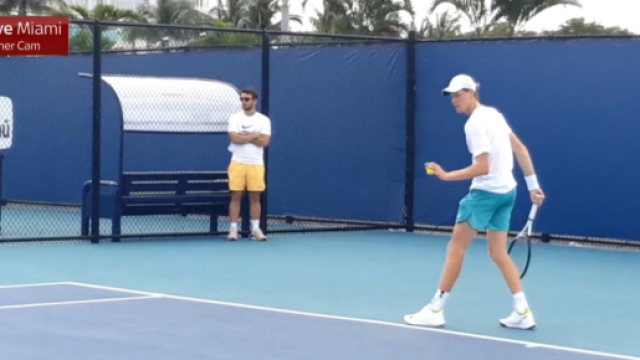 Jannik Sinner durante una seduta di allenamento a Miami, &copy; screenshot da Sky Sport.