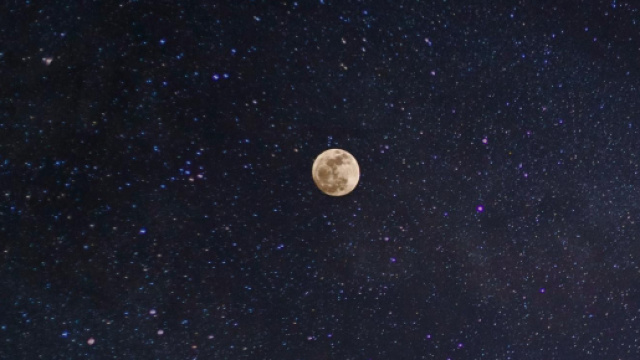 Cielo stellato con la luna &copy; Pexels.com
