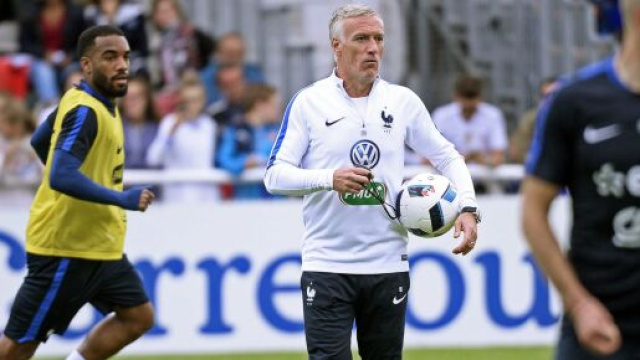 Deschamps pas un grand fan de Lacazette. (screenshot Twitter @OL__Plus)