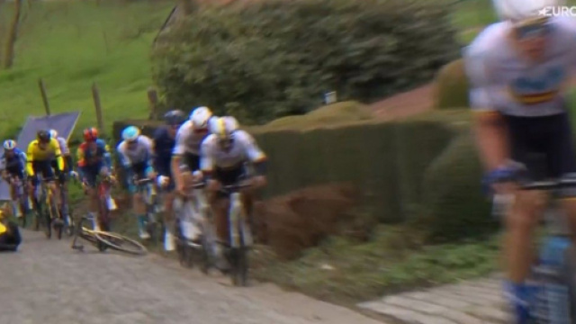 La caduta di Wout van Aert sul Paterberg - Screenshot &copy; Eurosport.