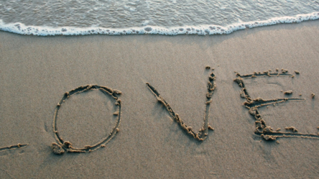 La riva di una spiaggia con la scritta 'love' &copy; Pexels.