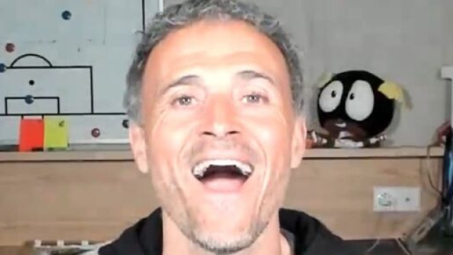 Luis Enrique en forme pour ses d&eacute;buts au PSG. (screenshot Twitter - @Paris_SGINFOS)