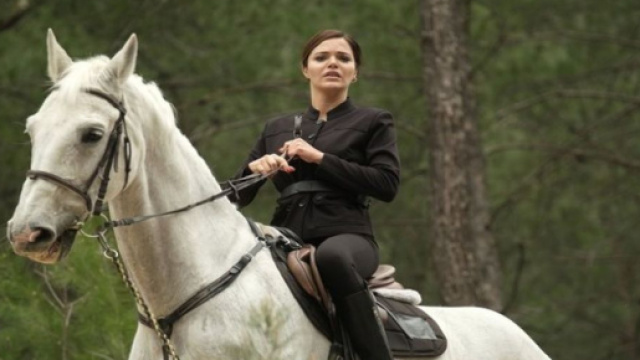 Hilal Altinbilek (Zuleyha) in una scena &copy; Terra amara Canale 5.