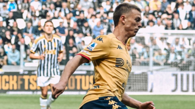 Albert Gudmundsson, attaccante del Genoa in Juventus-Genoa (&copy; profilo X Genoa F C)
