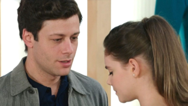 Alfredo e Clara in scena, screenshot &copy; Il Paradiso delle signore.