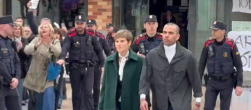 Dani Alves ha abandonado la c&aacute;rcel acompa&ntilde;ado de su abogada (Captura X @centregoals)