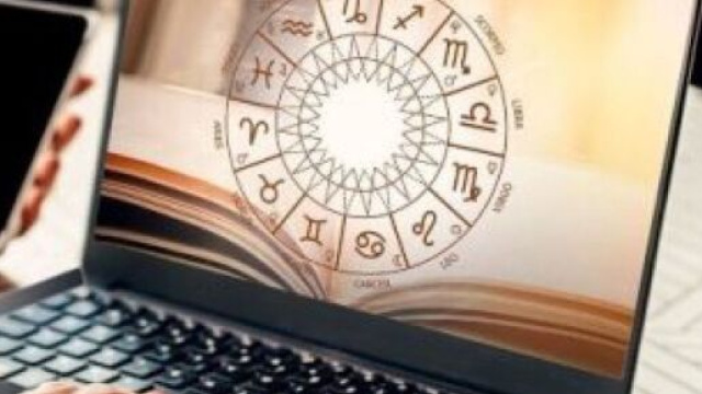 Computer con oroscopo - &copy; Pixabay.