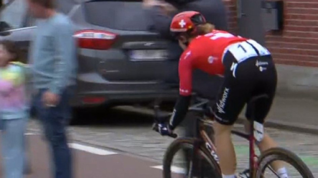 Marlen Reusser, la manovra da squalifica - Screenshot Eurosport