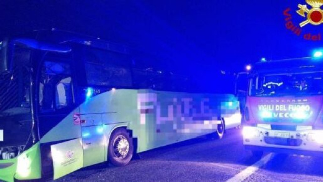 Un'immagine del pullman incidentato (&copy;Vigili del fuoco).