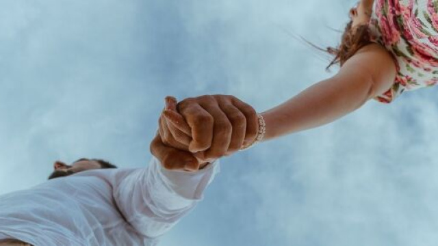 Coppia che si tiene per mano &copy; Pixabay.