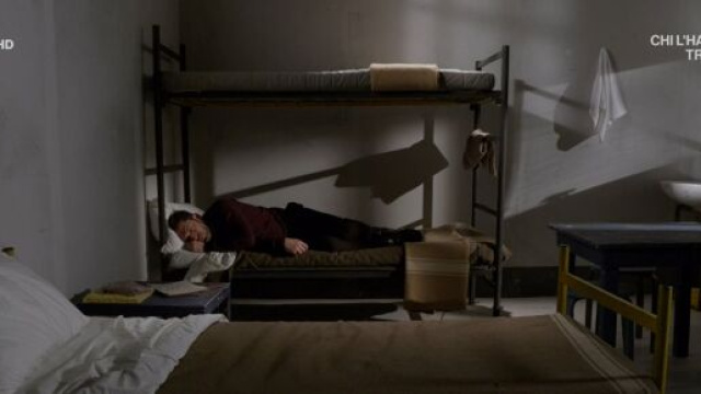 Eduardo Sabbiese nel letto del carcere - Screenshot Un posto al Sole &copy; Rai.
