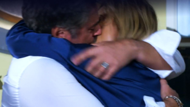 Scena del bacio tra Silvia e Michele - Screenshot &copy; Un posto al sole.