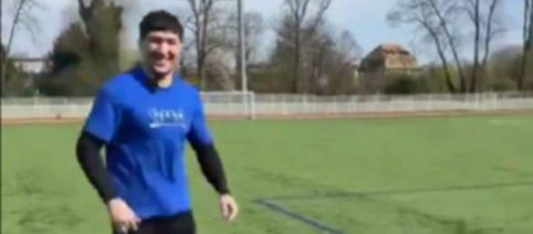 Baki fait la virgule de Ronaldinho et fait réagir les fans (vidéo)