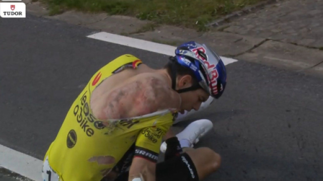 Ciclismo, la caduta di Wout van Aert - Screenshot &copy; Eurosport.