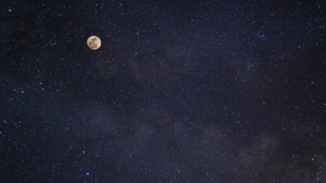 Cielo stellato e Luna &copy; Pexels.com