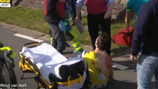 Wout van Aert dopo la caduta - Screenshot Eurosport