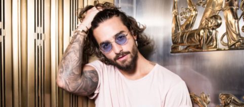 Piden 3 años de cárcel para un padre y su hijo por estafa en una web de pulseras de Maluma